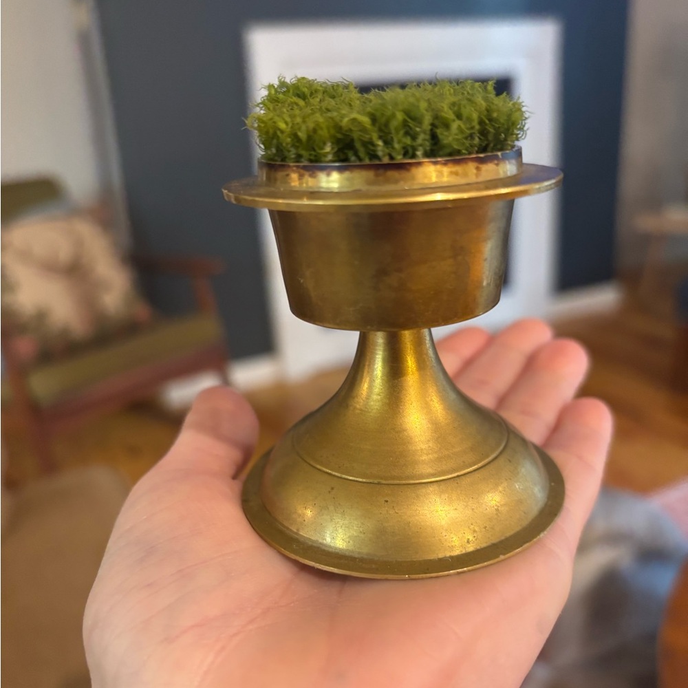 Elegant Gold Candle Holder with Green Accent
